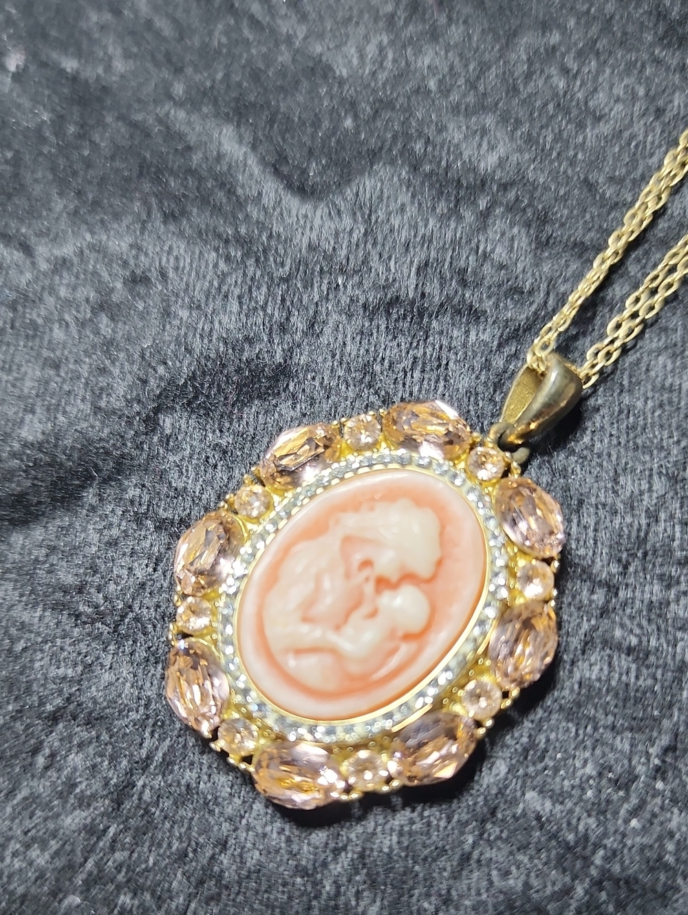 Gold-Tone Pink Cameo Pendant Necklace - Vintage-Inspired Women Jewelry
